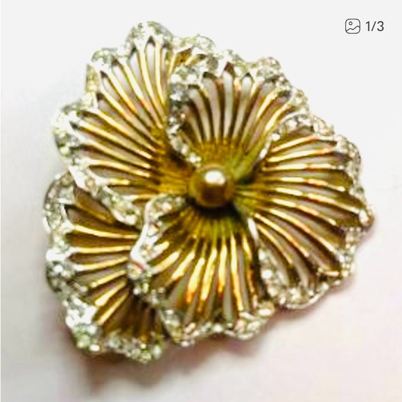 Boucher Gold Tone Pansy Brooch With Pearl Center - Picture 1 of 3